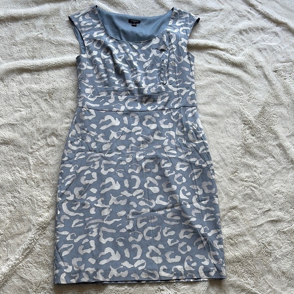 Ann Taylor Sheath Dress Blue Animal Print | Cap Sleeve Workwear Chic | Size 4 - Picture 1 of 6